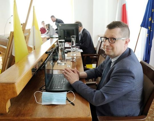 ale wystąpił z partii