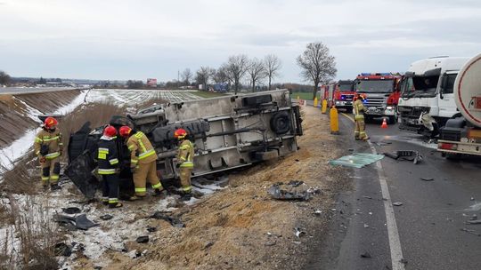 Strzeszkowice Duże. Zderzenie busa z ciężarówką