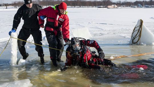 Ćwiczenia straży pożarnej nad Zalewem Zemborzyckim
