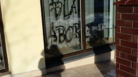 Wandale zaatakowali biuro PiS w Białej Podlaskiej