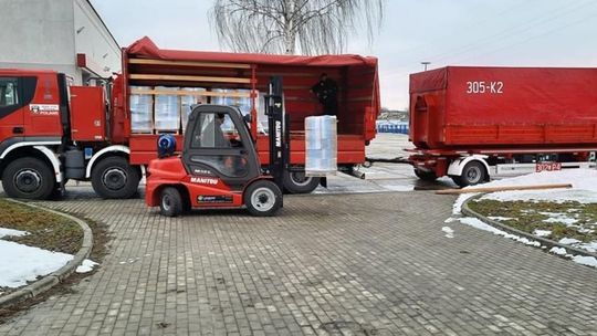 Straż pożarna transportuje ulotki na temat Covid-19