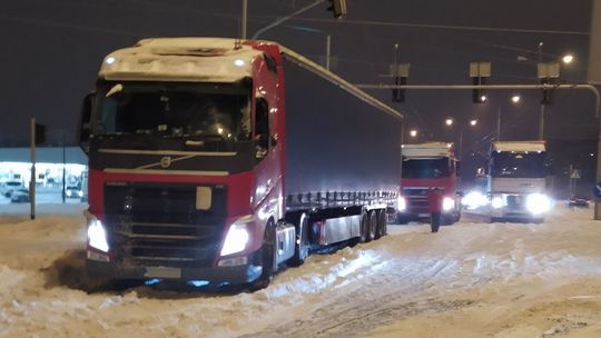 Zablokowana przez tiry jest jezdnia ul. Jana Pawła II