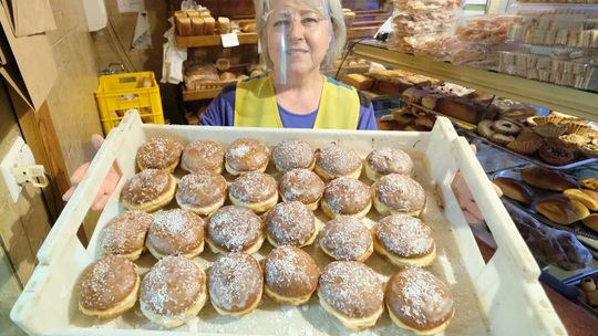 Jak powstają pączki i faworki? Lubelska Piekarnia Pęzioł Pieczywo Tradycyjne Jak powstają pączki i faworki? Lubelska Piekarnia Pęzioł Pieczywo Tradycyjne