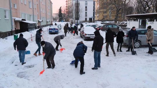 Obywatelskie odśnieżanie przy ul. Weteranów 15 Obywatelskie odśnieżanie przy ul. Weteranów 15