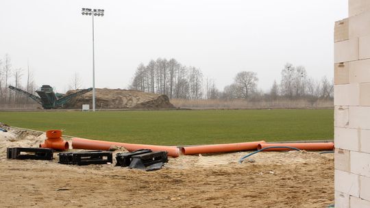 Trwa budowa stadionu piłkarskiego w Gołębiu