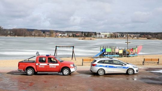 Zalew w Kraśniku. Patrol policji i straży pożarnej
