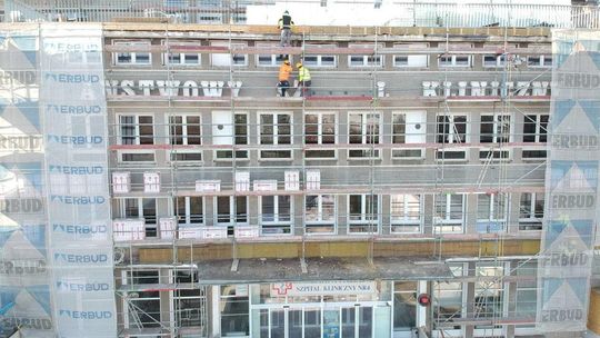 Demontaż starej nazwy szpitala SPSK 4