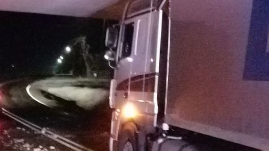 Ciężarówka utknęła pod wiaduktem Ciężarówka utknęła pod wiaduktem