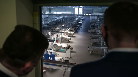 Premier Mateusz Morawiecki w szpitalu tymczasowym w Lublinie