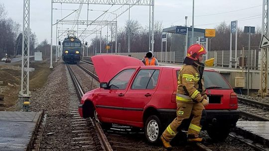 Samochód utknął na przejeździe w Motyczu Samochód utknął na przejeździe w Motyczu