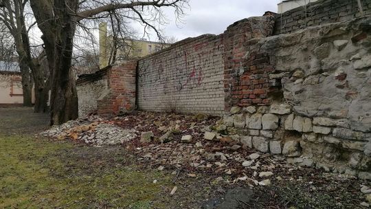 Zabytkowy mur się wali