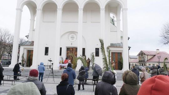 Niedziela palmowa w kościele pw Michała Archanioła. Msza przed kościołem