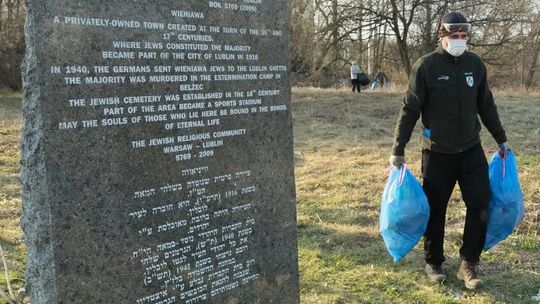 Wolontariusze sprzątają kirkut przy ul. Leszczyńskiego