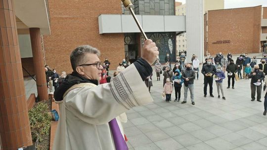 Wielkanoc 2021: święcenie pokarmów na dziedzińcu kościoła pw. św. Andrzeja Boboli w Lublinie 