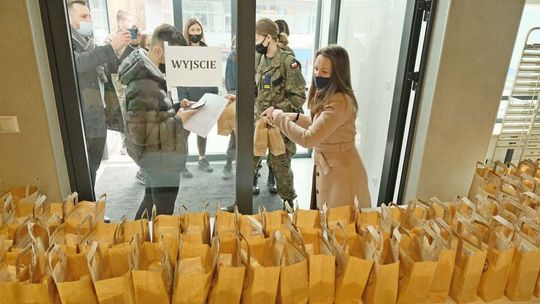 Wolontariusze roznoszą wielkanocne potrawy dla studentów, którzy zostali w akademikach