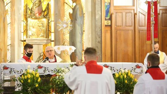 Procecja i msza rezurekcyjna w kościele pw. Świętej Rodziny