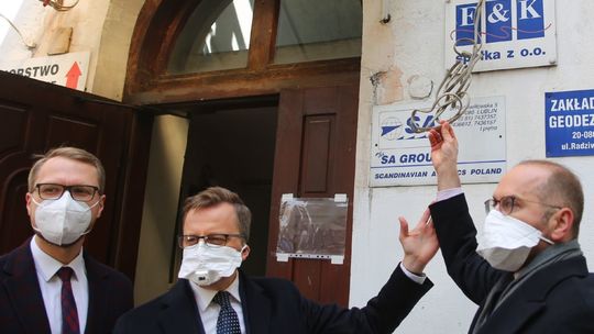 Konferencja prasowa posłów KO w sprawie zakupu respiratorów