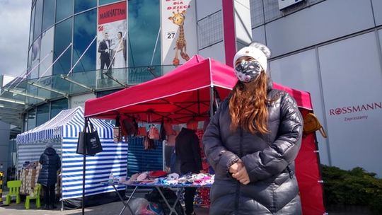 Handlowcy przed galerią Revia Park w Zamościu Handlowcy przed galerią Revia Park w Zamościu