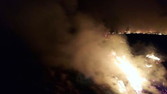 Trawy płoną nocą