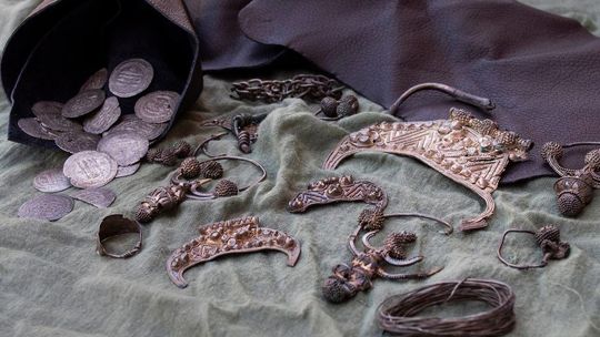 wczesnośredniowieczne monety i ozdoby 