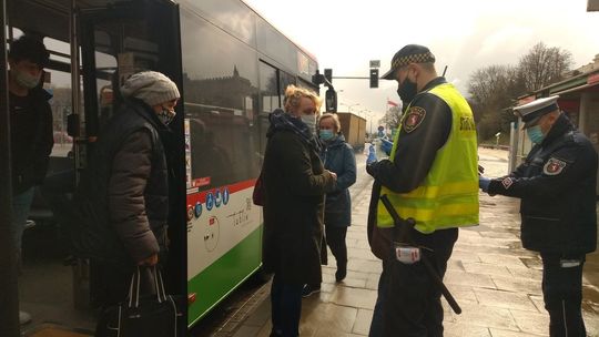 Lublin. Rozdawanie darmowych mseczek