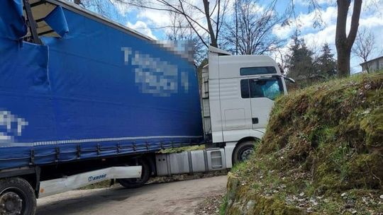 Niefrasobliwy kierowca ciężarówki utknął w Rogalowie