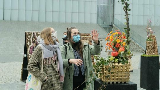 Weekend z Florystyką: przed gmachem CSK można otwarto wystawę instalacji artystycznych
