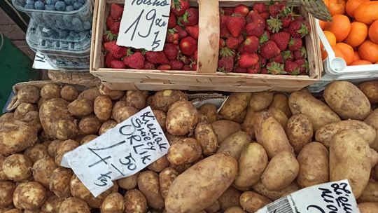 Truskawki na targu w Lublinie