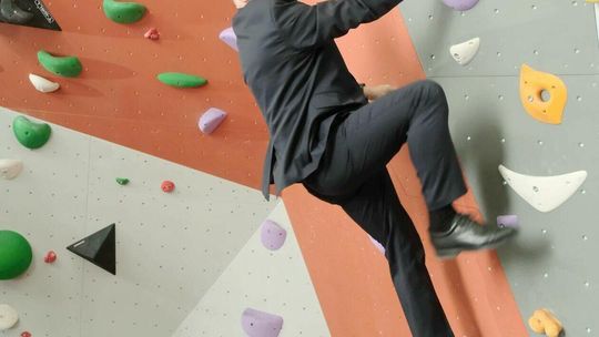 Nowa ścianka wspinaczkowa do boulderingu w hali sportowej KUL