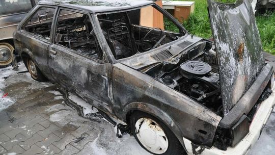 Zniszczone samochody w Dęblinie