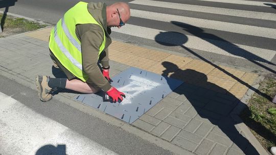 Malowanie znaków przed przejściami w Zamościu