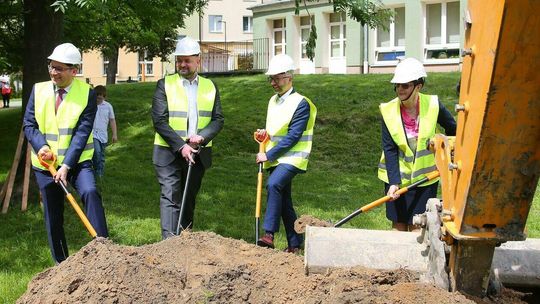 ''Pierwsza łopata'' w Ośrodku Szkolno-Wychowawczym w Świdniku ''Pierwsza łopata'' w Ośrodku Szkolno-Wychowawczym w Świdniku