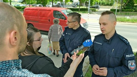 Zmiana przepisów ruchu drogowego dotyczy kierowców i pieszych na przejściu