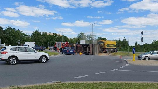 Wypadek w Białej Podlaskiej. Ciężarówka przewróciła się na rondzie