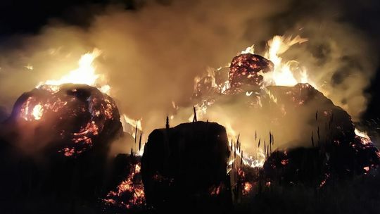 Pożar sterty słomy