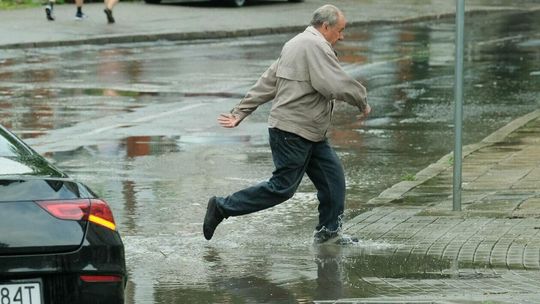 Kałuże na skrzyżowaniu ul. Lubartowskiej i Biernackiego Kałuże na skrzyżowaniu ul. Lubartowskiej i Biernackiego