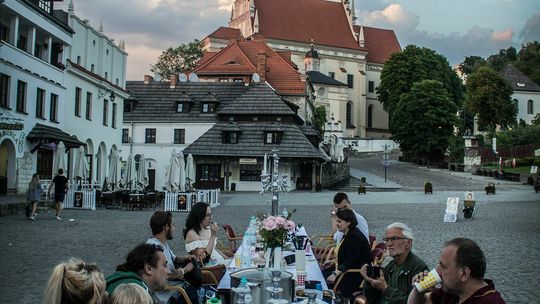 Kolacja na Rynku w Kazimierzu Dolnym Kolacja na Rynku w Kazimierzu Dolnym