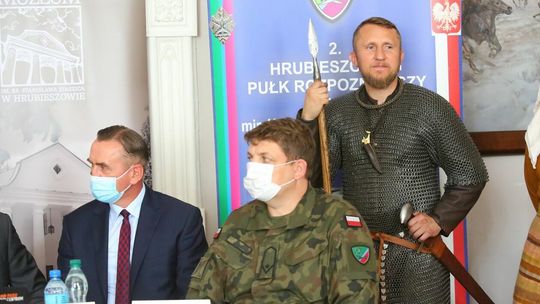 Konferencja o bitwie nad Bugiem z wojami w tle