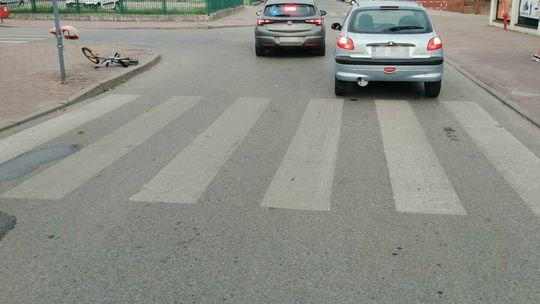 Radzyń Podlaski. Dziecko wjechało na rowerku pod samochód