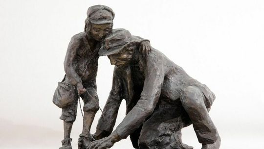 Ojciec rozsznurowujący buty dziecku