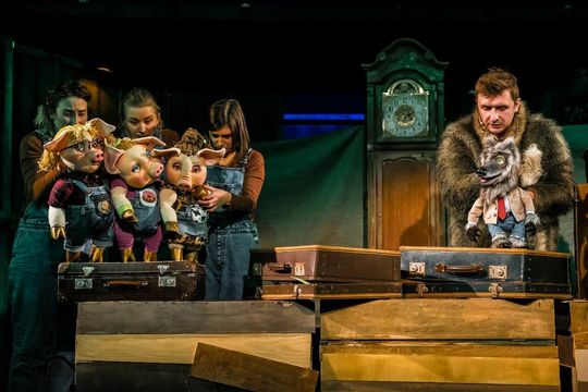 Wilk i trzy świnki oraz leśniczy co strzeże dziczy