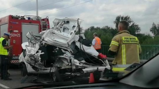 Samochód GDDKiA zmiażdżony przez ciężarówkę