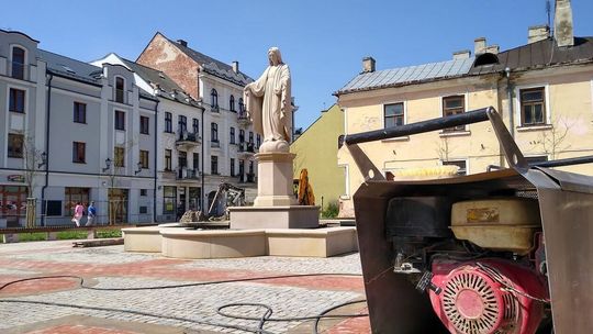 Figura przed kościołem franciszkanów