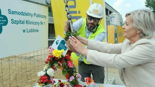 Zawieszenie wiechy na nowym budynku SPSK 1