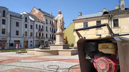 Figura przed kościołem franciszkanów