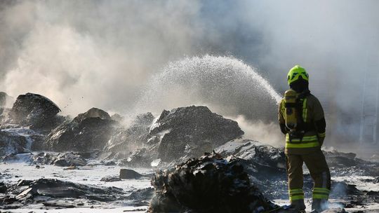 Pożar w sortowni odpadów przy ul. Budowlanej