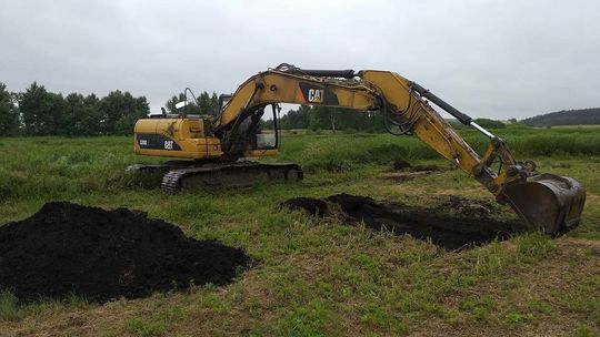 Poszukiwania samolotu na łące koło Mokrego