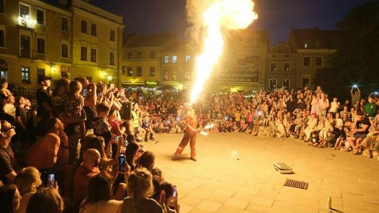 Carnaval Sztukmistrzów: pokazy pt Przyjaciele Sztukmistrza i Plucie Ogniem