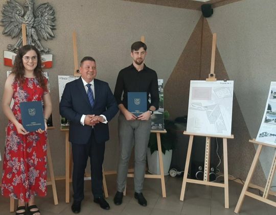 Dorota Kurdziel, Marek Łuszczyński, burmistrz Lubyczy Królewskiej i Marek Kowal  