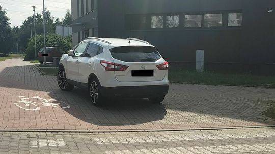 Chodnik staje się dzikim parkingiem Chodnik staje się dzikim parkingiem